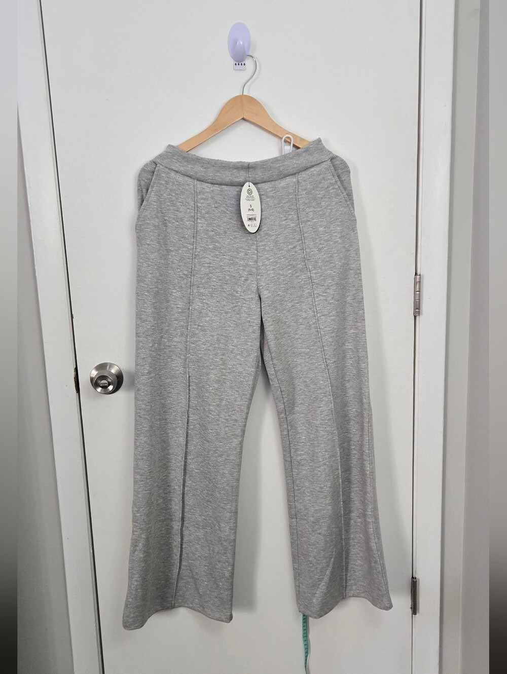 brand New. Gray wide leg sweatpants with pockets in size S (4-6). 41" long